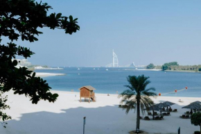 Elegant 1BR Retreat with Ocean Views, Palm